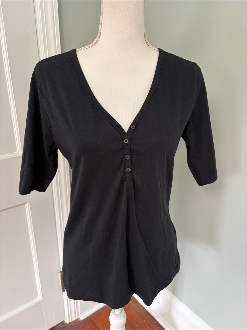 NWOT Lands' End Women's Black V-Neck Button-Front Tee Size Medium